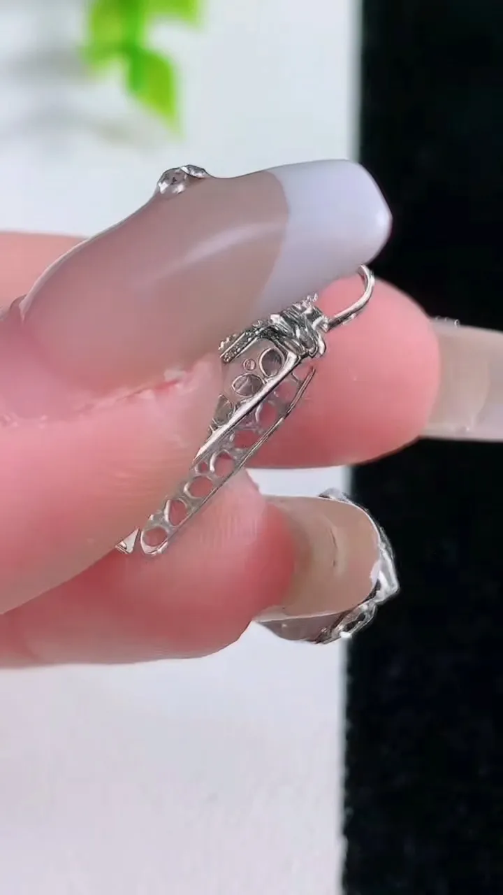 天然A货翡翠无事牌吊坠，尺寸23-11-6.9，裸石13.5-9.7重量:2.58g
1月15日