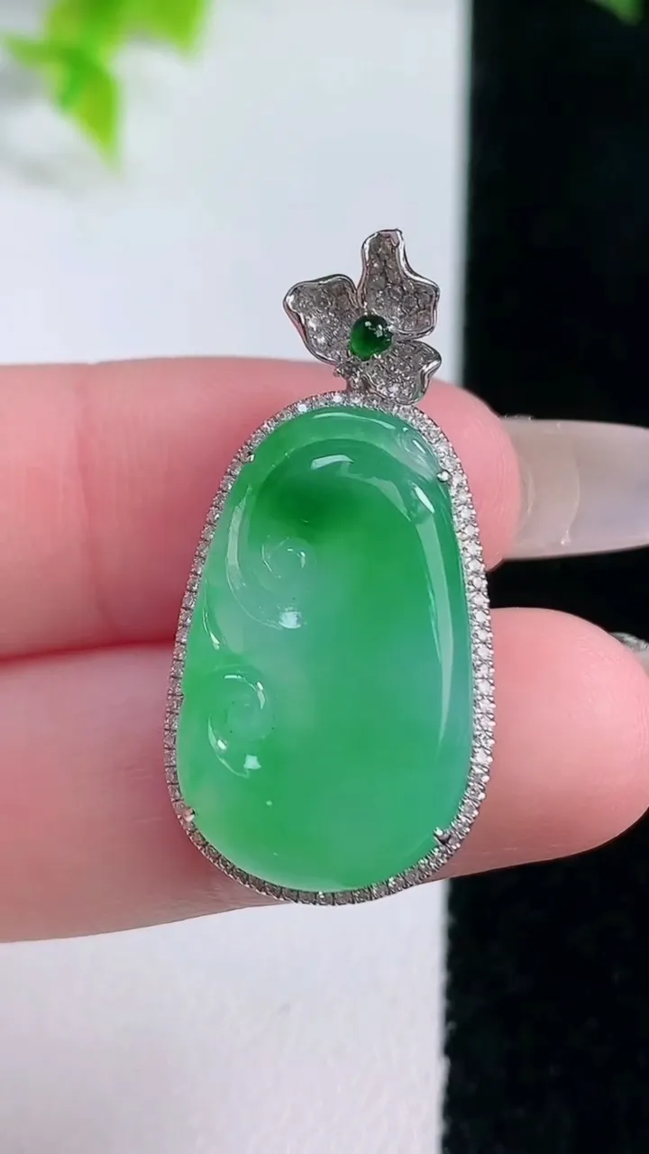 天然A货翡翠如意吊坠，尺寸33.3-16-6，裸石23-14重量:4.93g
1月15日