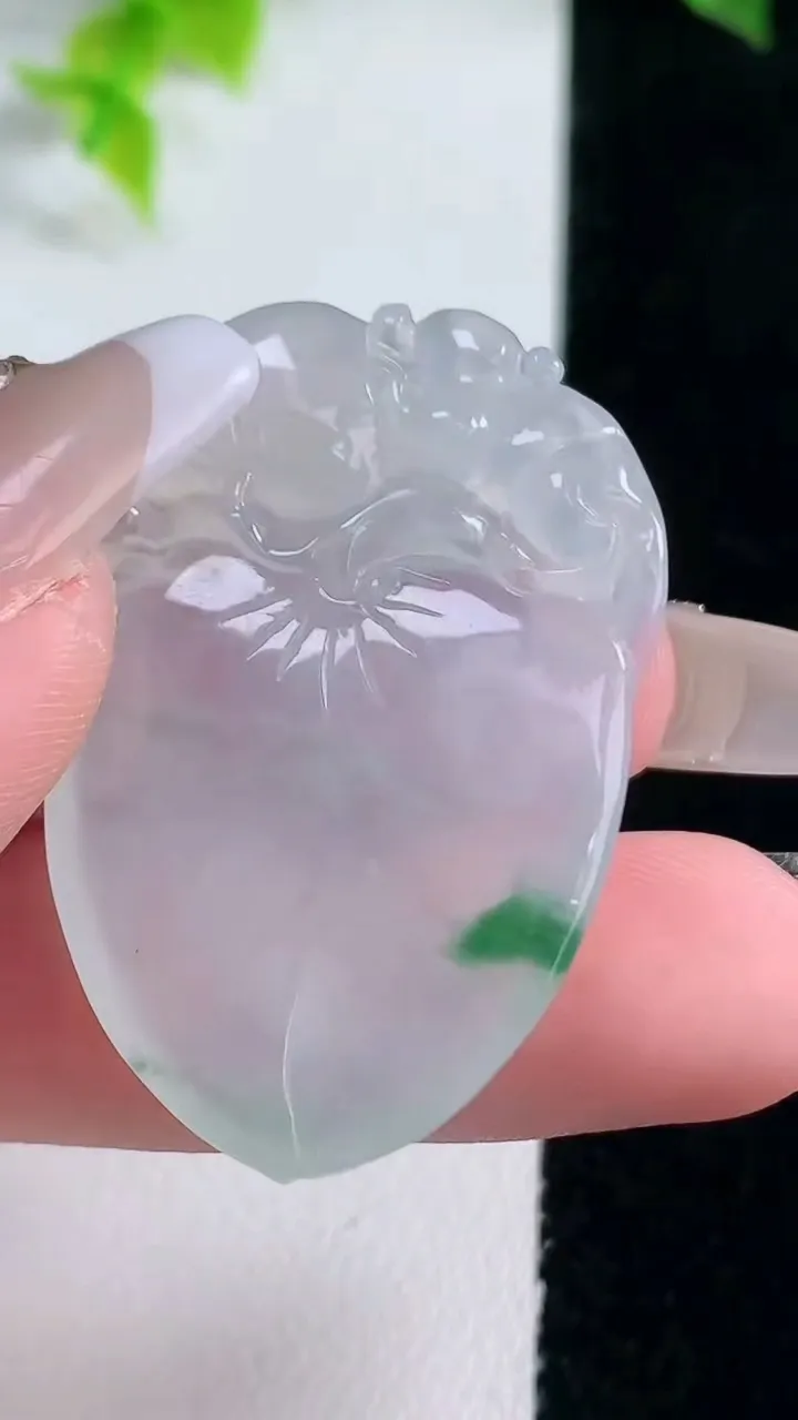 天然A货翡翠冰种飘花寿桃吊坠，尺寸39.8-26-5.7，重量:11.09g
1月15日