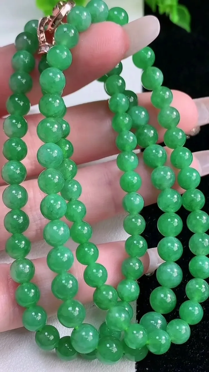 天然A货翡翠圆珠项链，尺寸6-97颗，重量:33.48g
1月15日