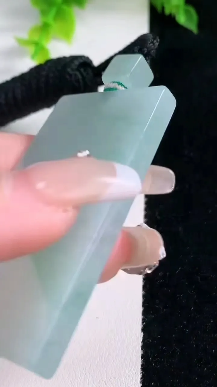 天然A货翡翠无事牌吊坠，尺寸58-36.7-5.5，重量:43.74g
1月15日