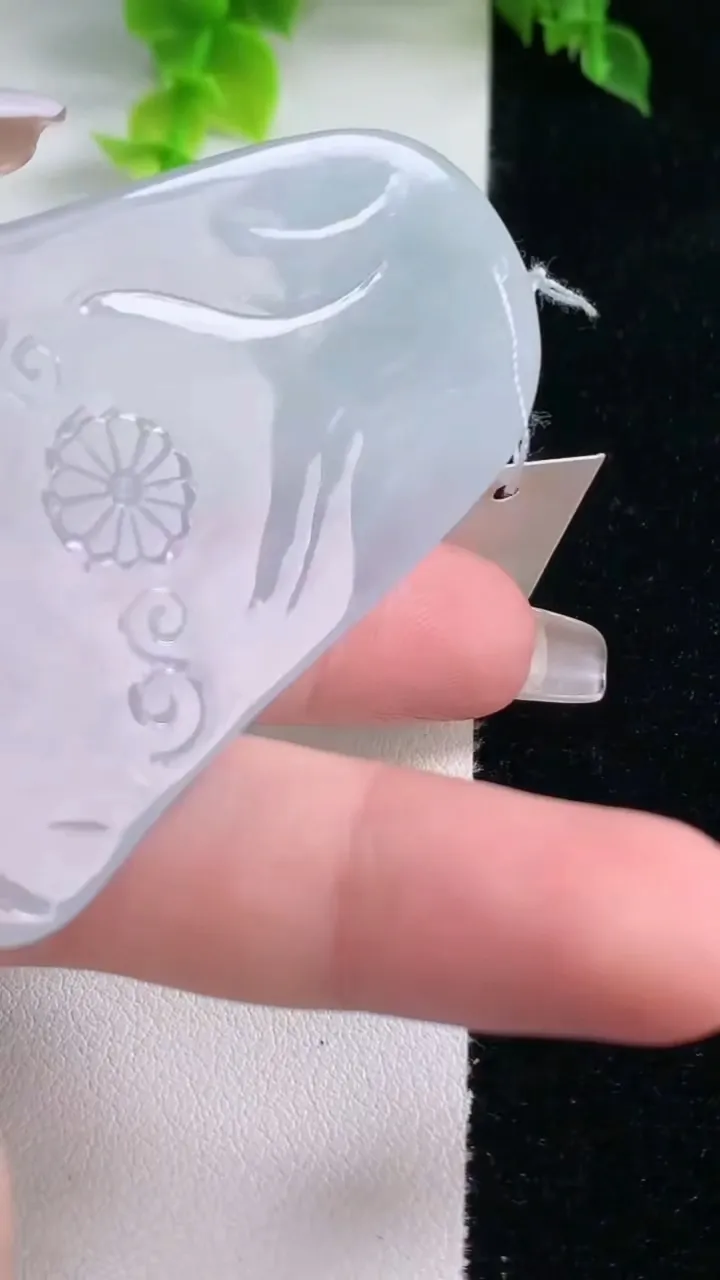 天然A货翡翠冰种紫罗兰观音菩萨吊坠，尺寸66.7-41.3-5.3，重量:30.37g
1月15日