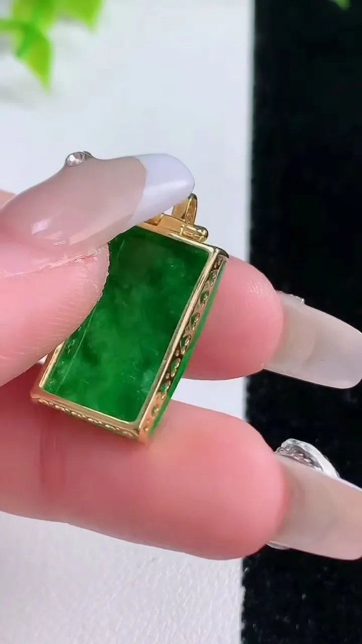 天然A货翡翠无事牌吊坠，尺寸20.7-11.8-4.8，重量:2.76g
1月15日