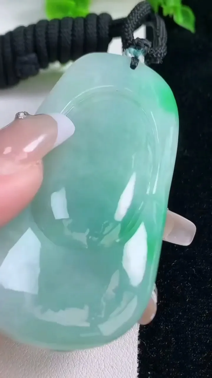 天然A货翡翠龙牌吊坠，尺寸71-36-13.8，重量:64.06g
1月15日