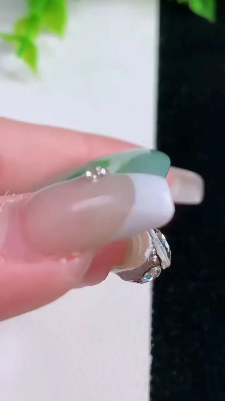 天然A货翡翠平安扣吊坠，尺寸35.6-6.2，重量:16.56g
1月15日