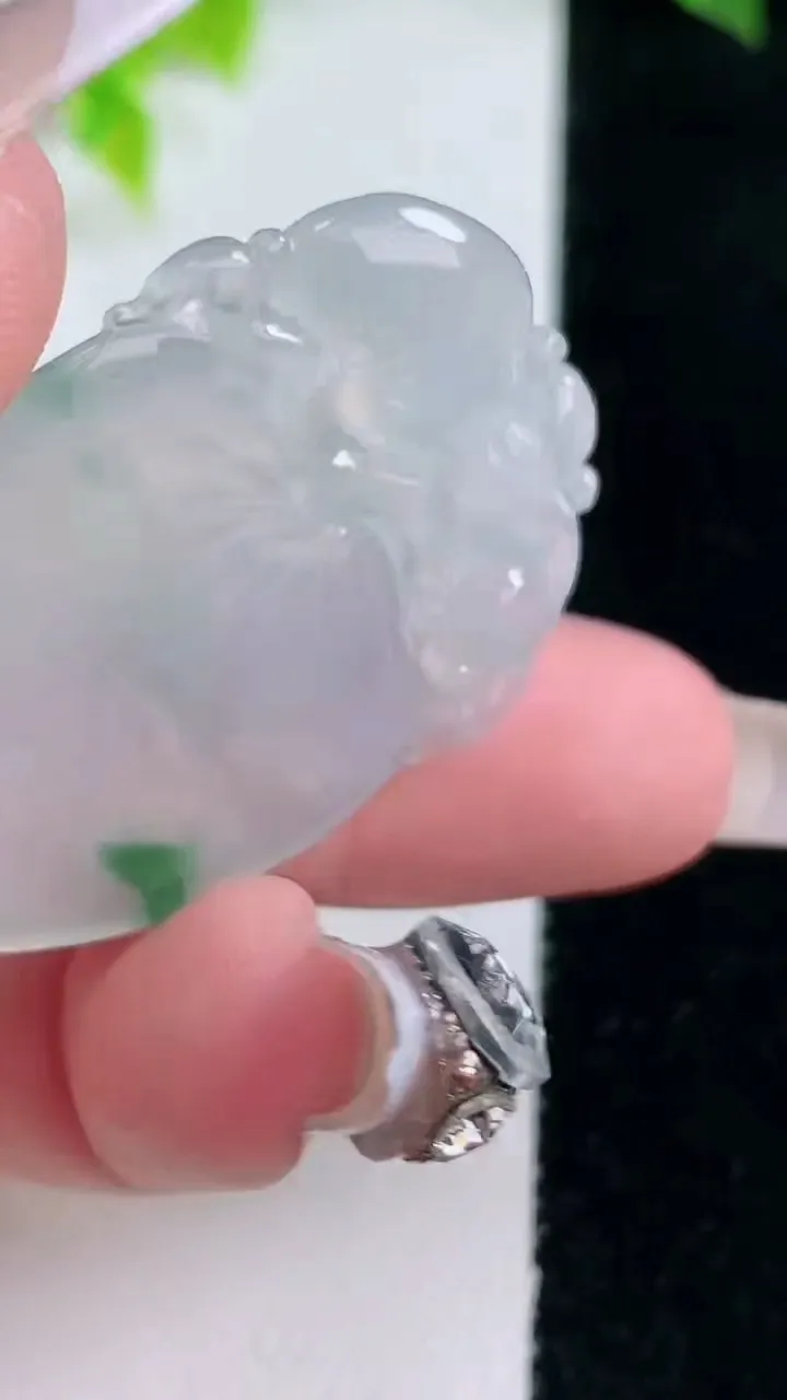 天然A货翡翠冰种飘花寿桃吊坠，尺寸39.8-26-5.7，重量:11.09g
1月15日