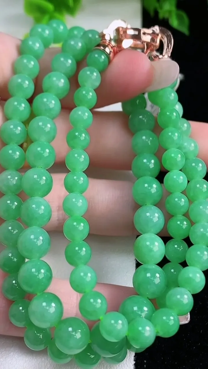 天然A货翡翠圆珠项链，尺寸8.2-87颗，重量:44.81g1月15日
工厂直销收藏佳品,种好水足，色泽均匀，有种有色，上手高大气！