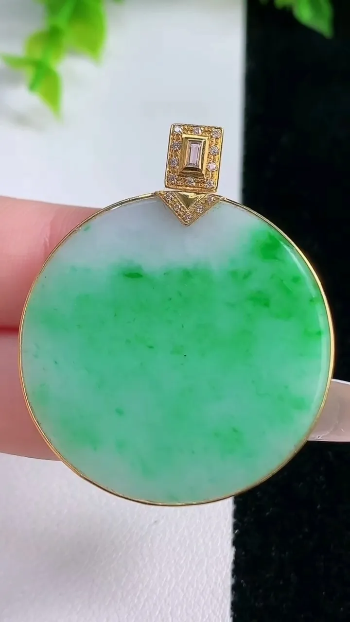 天然A货翡翠无事牌吊坠，尺寸34.2-3.7，重量:13.12g
1月15日