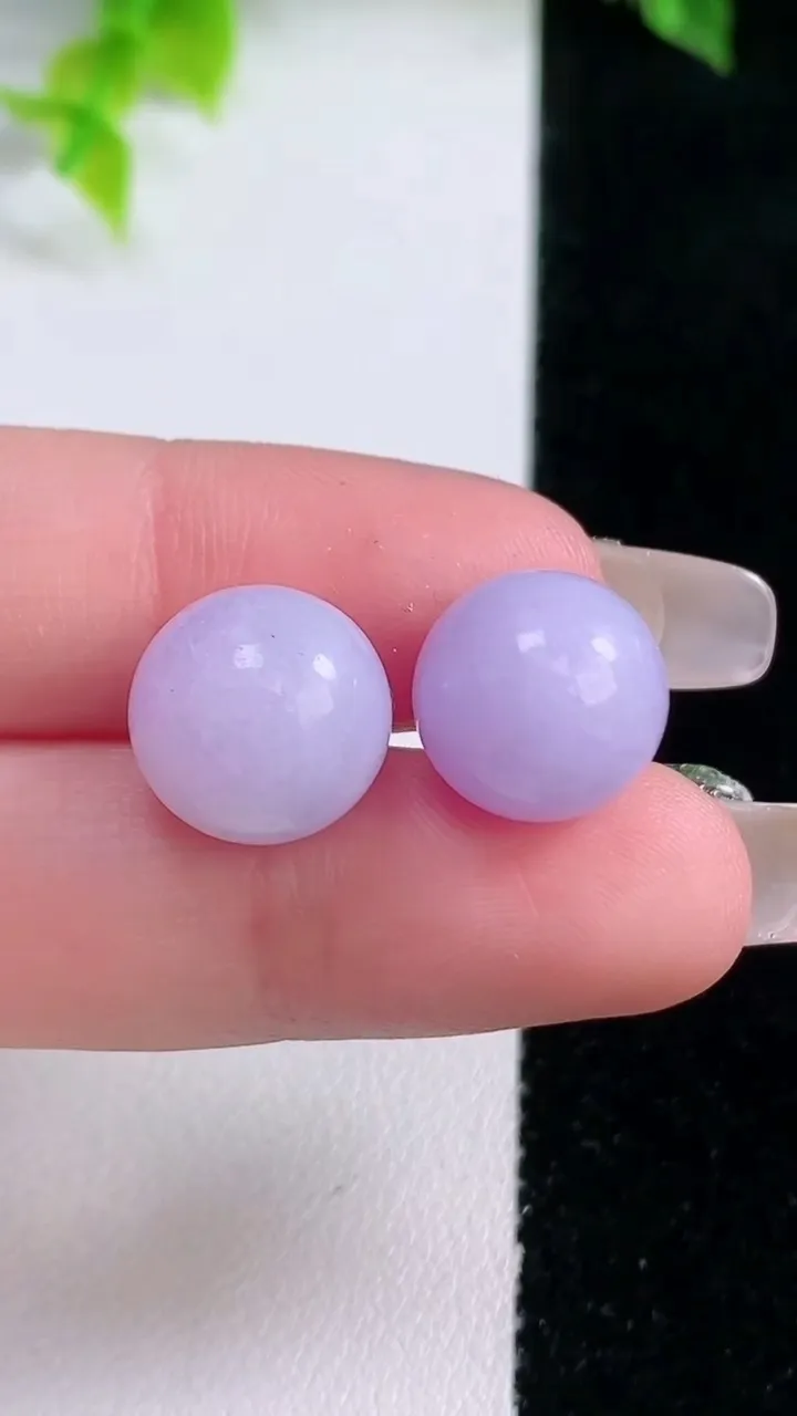 天然A货翡翠紫罗兰圆珠镶嵌件一对，尺寸12，重量:6.92g1月15日
工厂直销收藏佳品,种好水足，色泽均匀，有种有色，上手高大气！