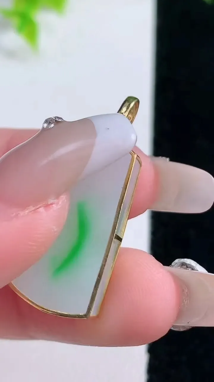 天然A货翡翠无事牌吊坠，尺寸25-12.3-5，重量:4.69g
1月15日