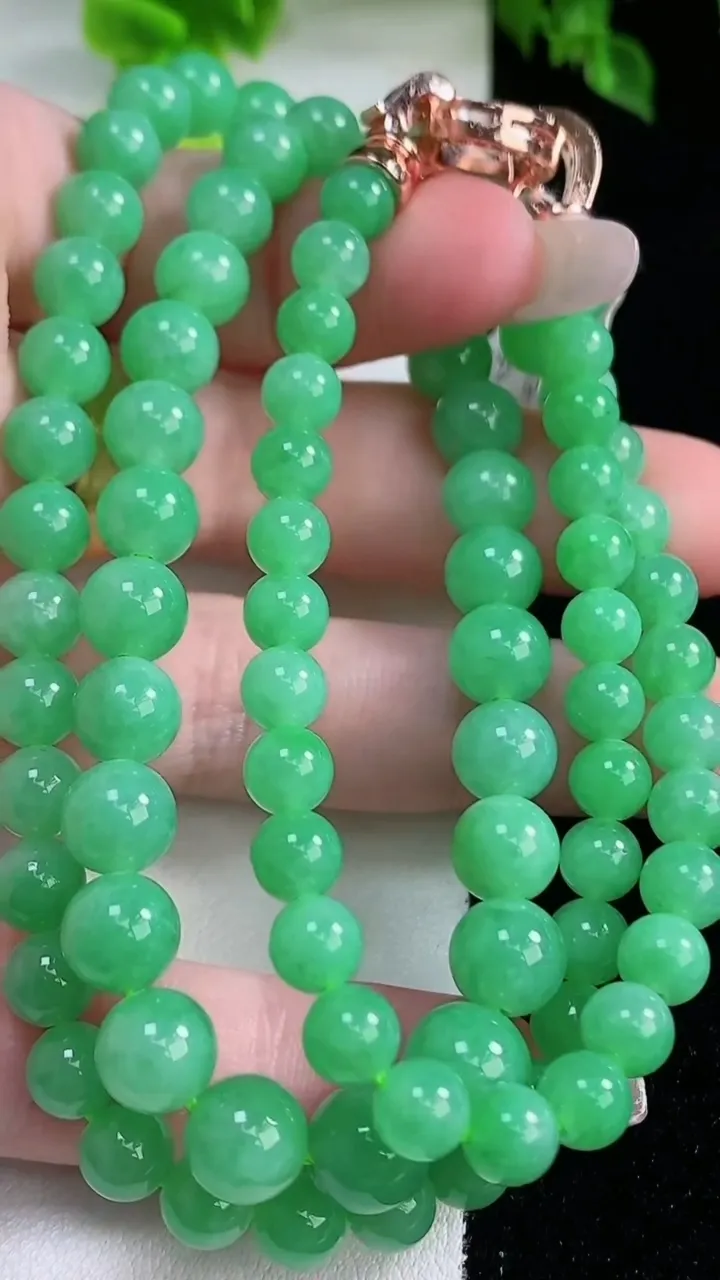 天然A货翡翠圆珠项链，尺寸8.2-87颗，重量:44.81g1月15日
工厂直销收藏佳品,种好水足，色泽均匀，有种有色，上手高大气！