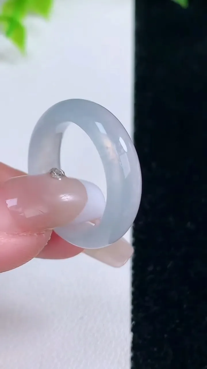 天然A货翡翠指环戒指，尺寸17.8-6.2-3.4，重量:4.66g2026年1月15日
工厂直销收藏佳品,种好水足，色泽均匀，有种有色，上手高大气！