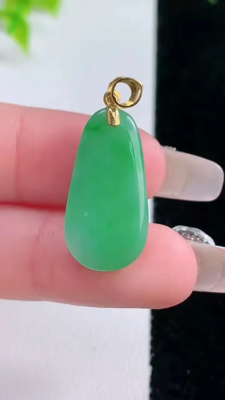 天然A货翡翠福瓜吊坠，尺寸23.7-12-5.3，重量:3.48g
1月15日