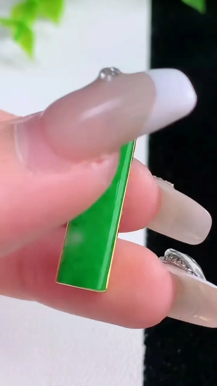 天然A货翡翠无事牌吊坠，尺寸25.3-7.5-3.3，重量:1.62g
1月15日