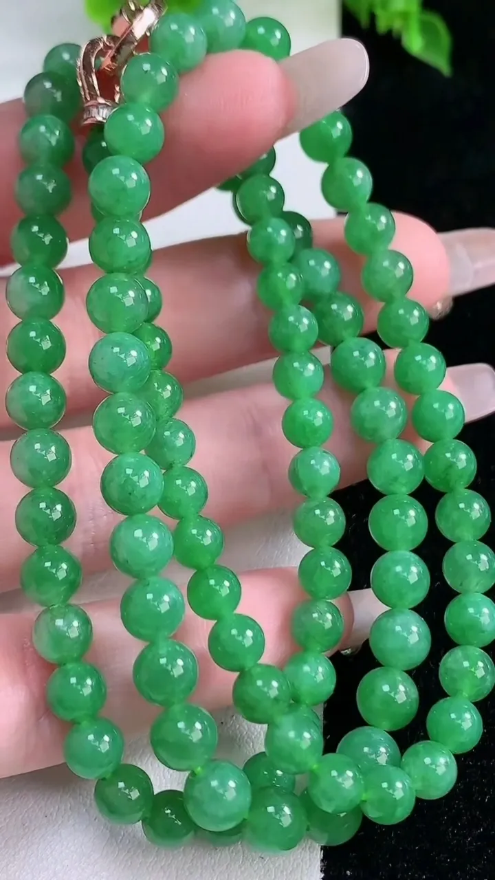 天然A货翡翠圆珠项链，尺寸6-97颗，重量:33.48g
1月15日