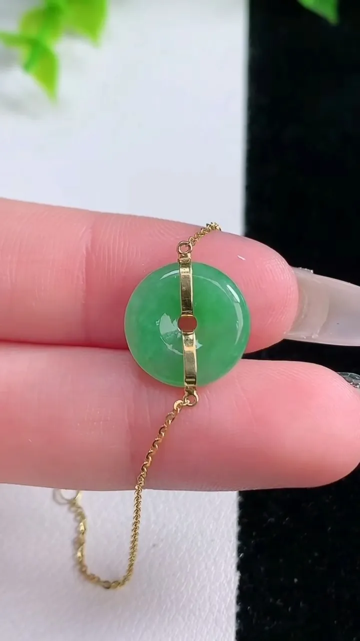 天然A货翡翠平安扣吊坠，尺寸12.6-2.4，重量:1.55g
1月15日