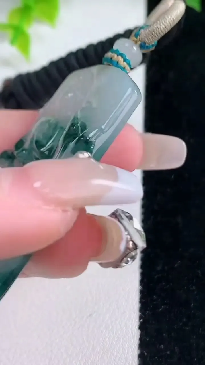 天然A货翡翠种飘花山水观音菩萨吊坠，尺寸52.6-31-4，重量:24.36g
1月15日