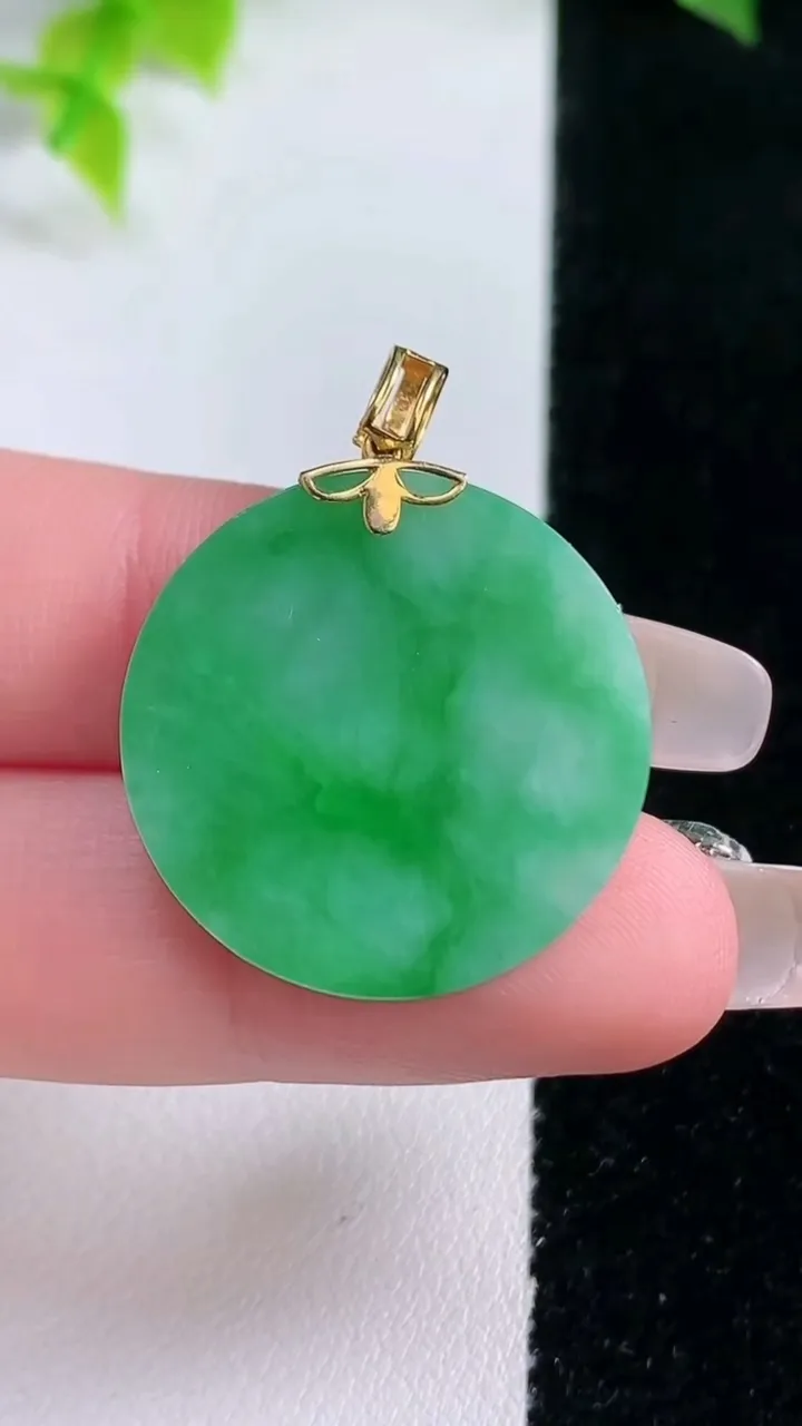 天然A货翡翠无事牌吊坠，尺寸24.5-3.4，重量:6.30g
1月15日