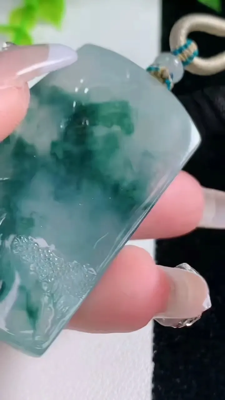 天然A货翡翠种飘花山水观音菩萨吊坠，尺寸52.6-31-4，重量:24.36g
1月15日