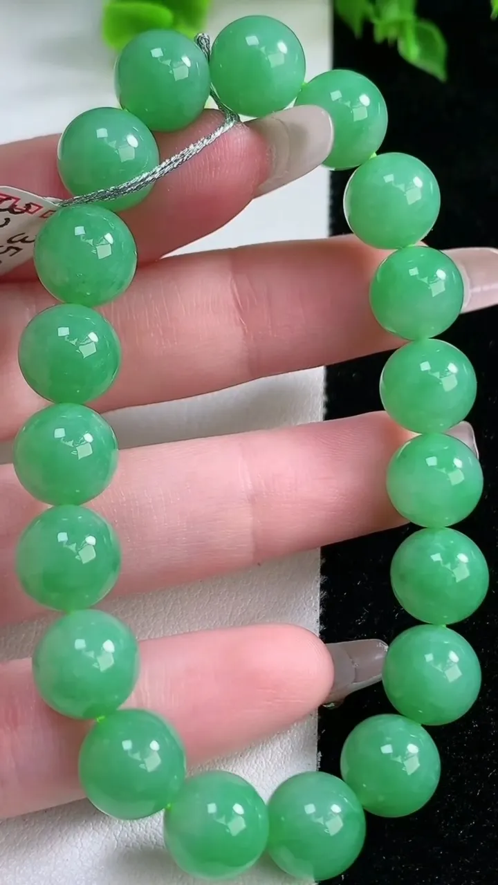 天然A货翡翠圆珠手串，尺寸9.8-19颗，重量:33.14g1月15日
工厂直销收藏佳品,种好水足，色泽均匀，有种有色，上手高大气！