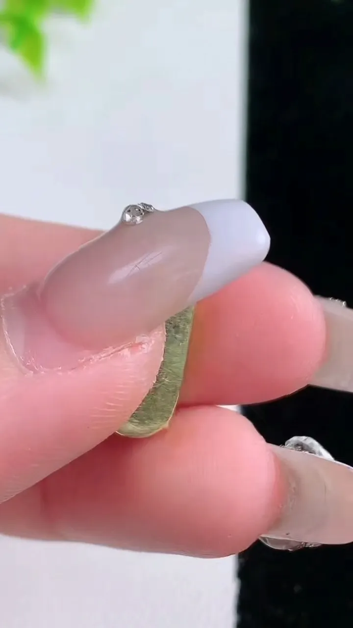 天然A货翡翠福豆吊坠，尺寸18-7.2-3.2，重量:1.34g
1月15日