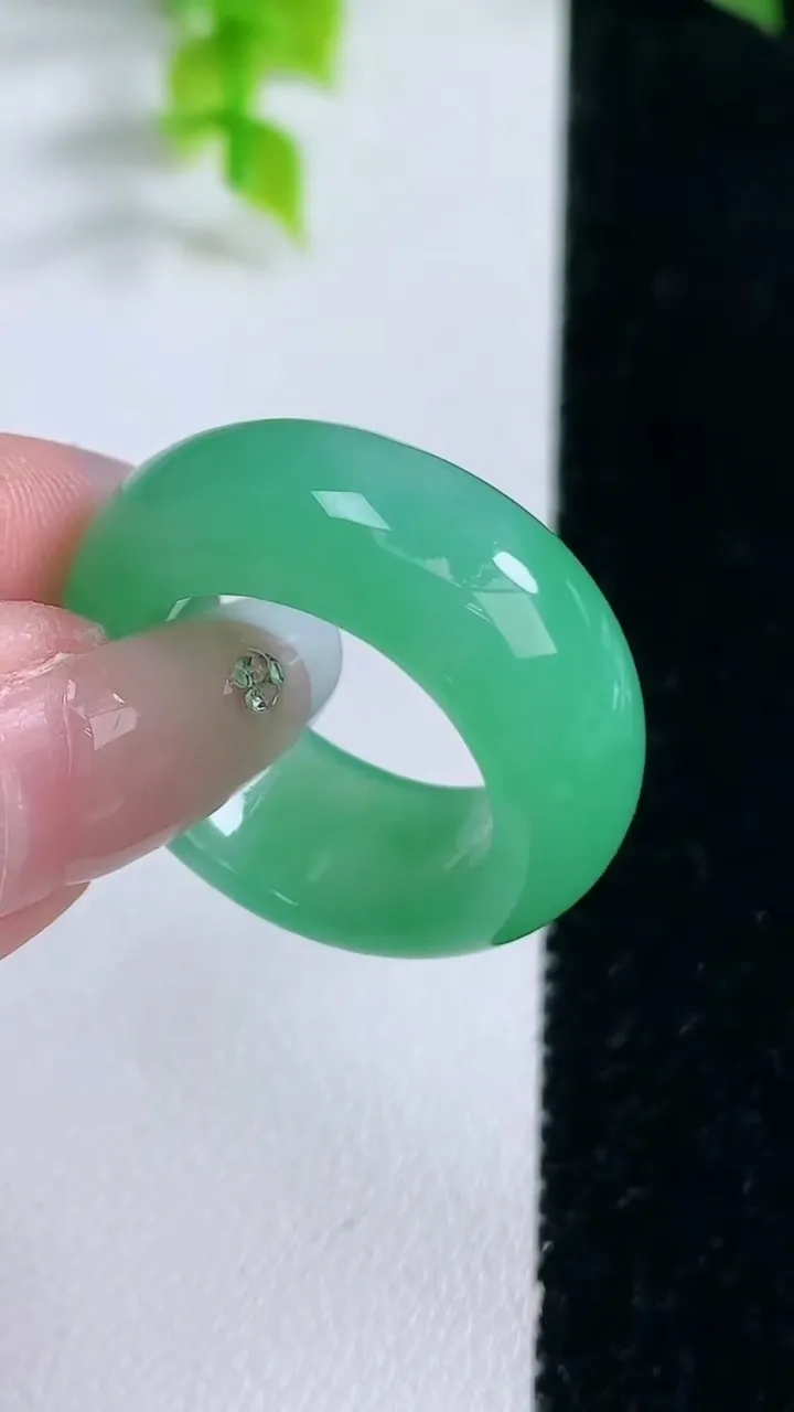 天然A货翡翠指环扳指，尺寸18.3-9.8-4.7，重量:10.11g2026年1月15日
工厂直销收藏佳品,种好水足，色泽均匀，有种有色，上手高大气！