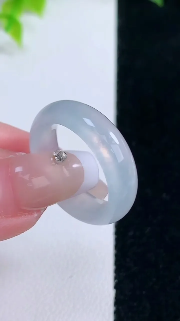 天然A货翡翠指环戒指，尺寸17.8-6.2-3.4，重量:4.66g2026年1月15日
工厂直销收藏佳品,种好水足，色泽均匀，有种有色，上手高大气！