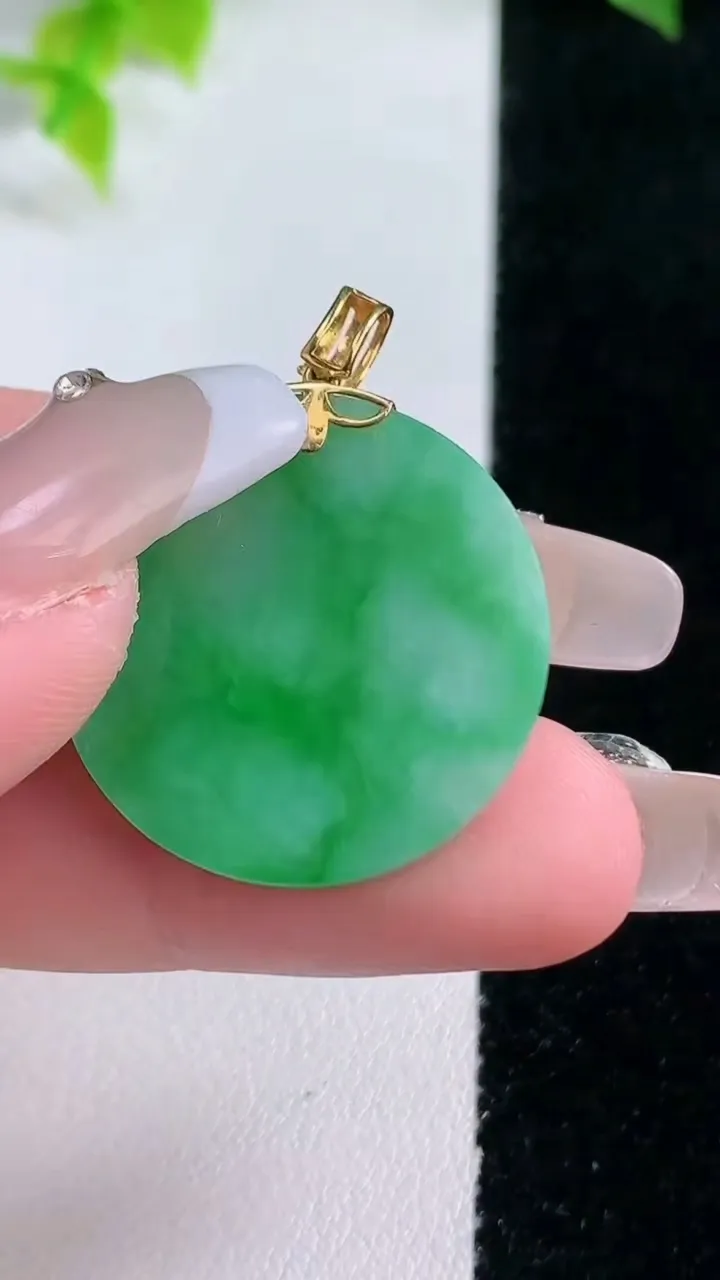天然A货翡翠无事牌吊坠，尺寸24.5-3.4，重量:6.30g
1月15日