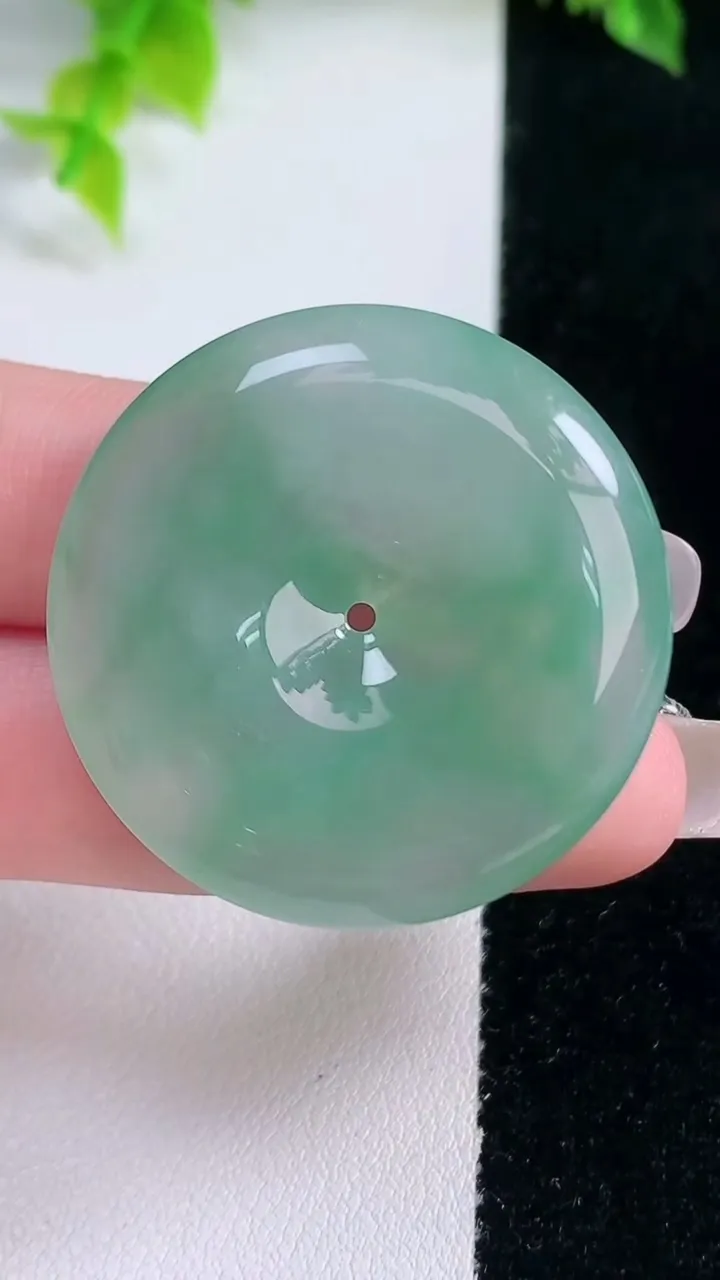 天然A货翡翠平安扣吊坠，尺寸35.6-6.2，重量:16.56g
1月15日