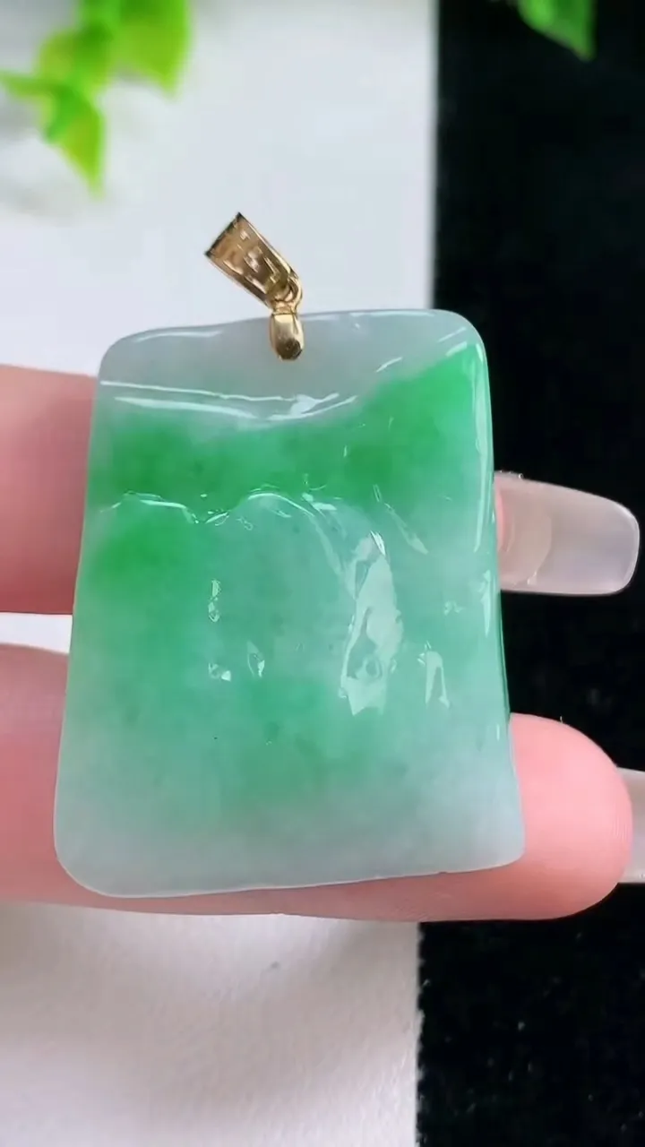 天然A货翡翠山水无相佛吊坠，尺寸346-28.6-6.7，重量:15.40g
1月15日