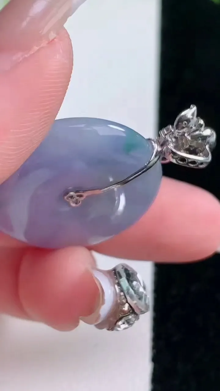 天然A货翡翠18K金紫罗兰平安扣吊坠，尺寸26.6-5.6，重量:9.73g
1月15日