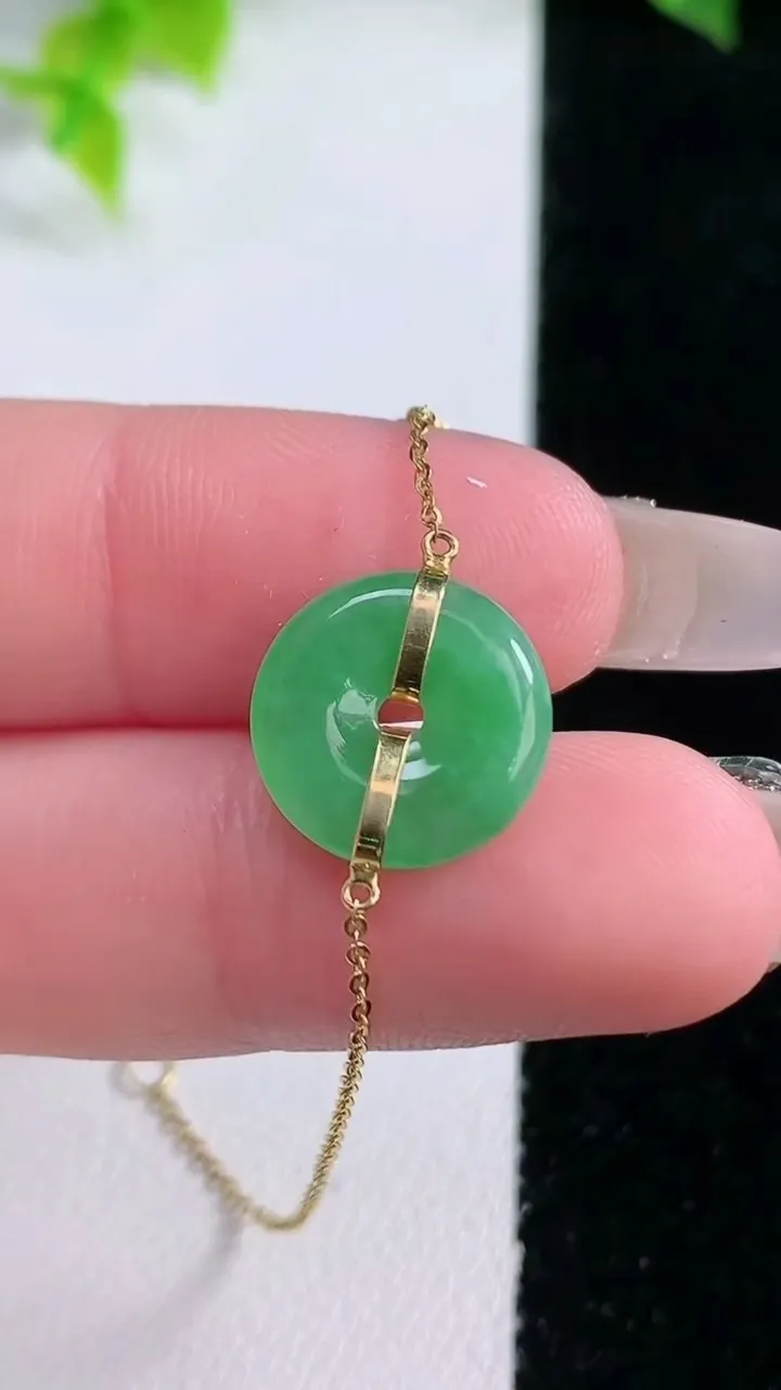 天然A货翡翠平安扣吊坠，尺寸12.6-2.4，重量:1.55g
1月15日