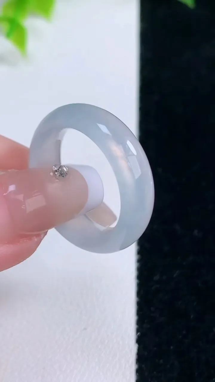 天然A货翡翠指环戒指，尺寸17.8-6.2-3.4，重量:4.66g2026年1月15日
工厂直销收藏佳品,种好水足，色泽均匀，有种有色，上手高大气！