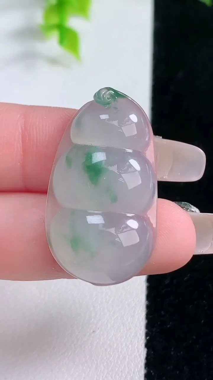 天然A货翡翠种飘花福豆吊坠，尺寸32.8-18.6-5.5，重量:6.36g
1月15日