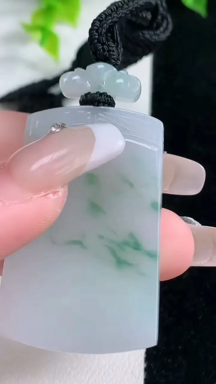 天然A货翡翠冰种飘花仿古无事牌吊坠，尺寸41.8-26.7-4.6，重量:19.44g
1月15日