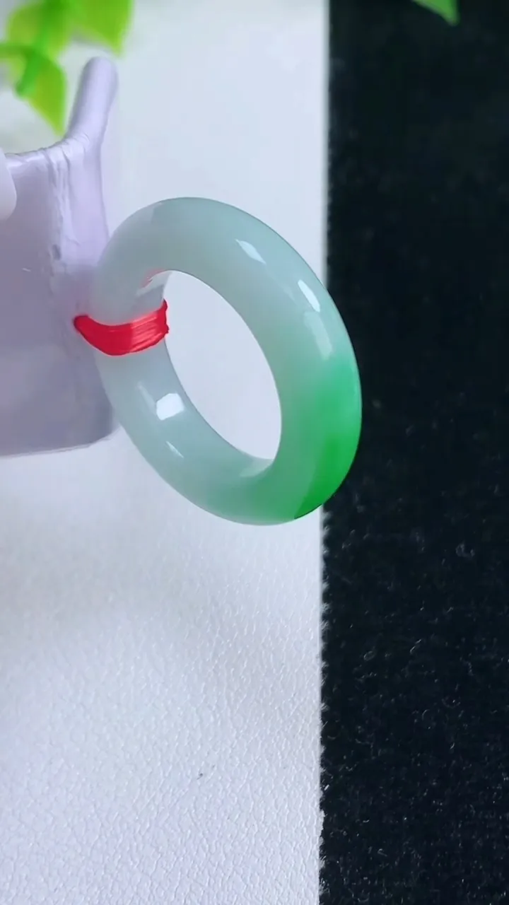 天然A货翡翠指环戒指，尺寸17.2-5.9-4.8，重量:7.17g2026年1月15日
工厂直销收