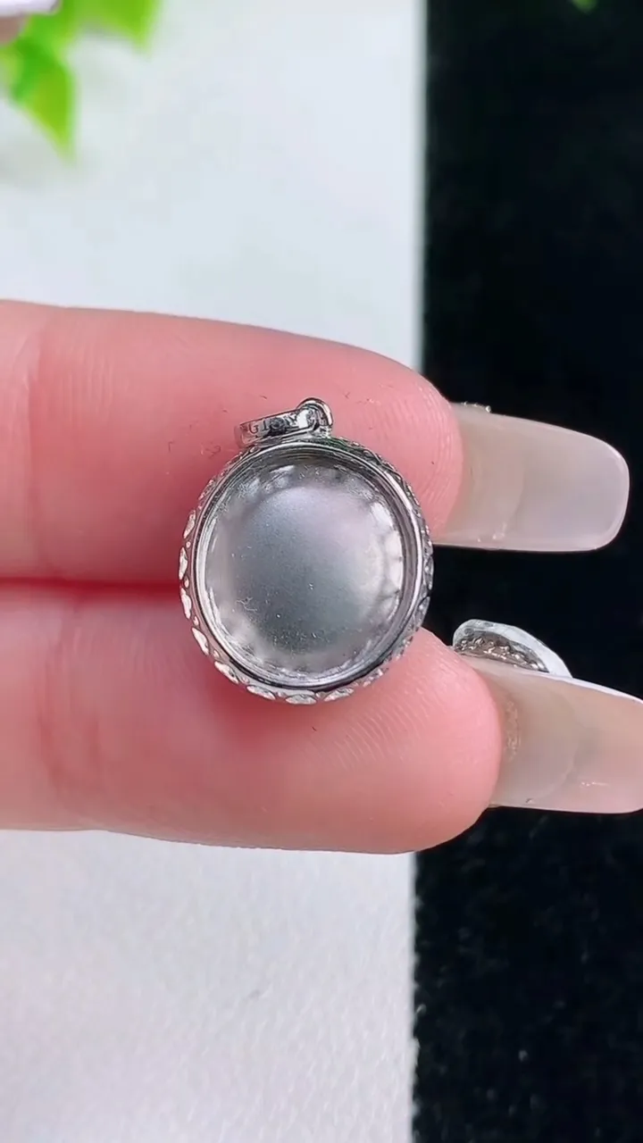 天然A货翡翠蛋面吊坠，尺寸18.5-12.3-7，裸石12-11重量:2.02g
1月15日