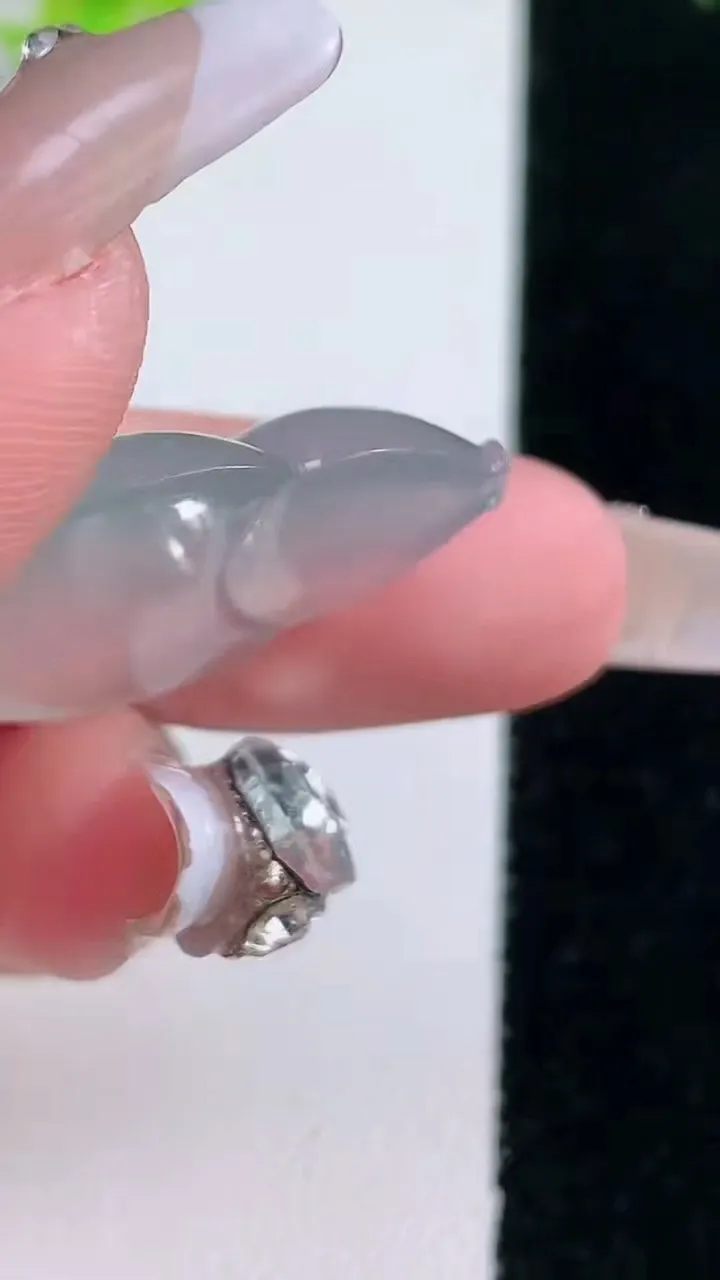 天然A货翡翠葫芦镶嵌件，尺寸26.8-22.7-5，重量:5.83g
1月15日