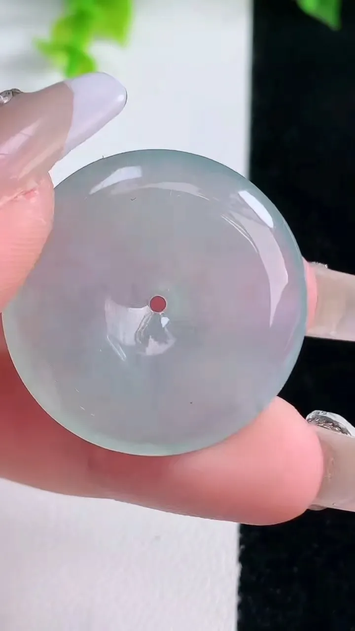 天然A货翡翠平安扣吊坠，尺寸30-5，重量:9.69g
1月15日