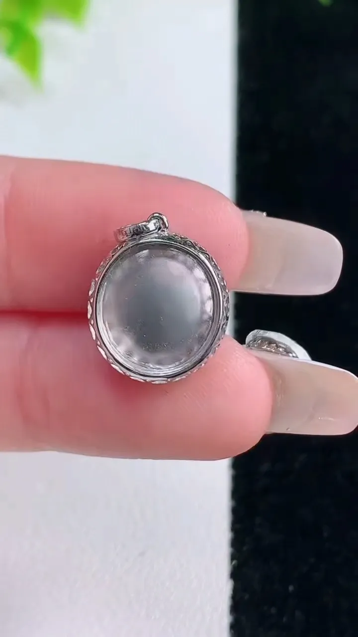 天然A货翡翠蛋面吊坠，尺寸18.5-12.3-7，裸石12-11重量:2.02g
1月15日