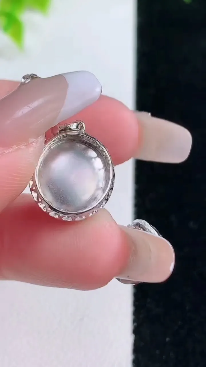 天然A货翡翠蛋面吊坠，尺寸18.5-12.3-7，裸石12-11重量:2.02g
1月15日