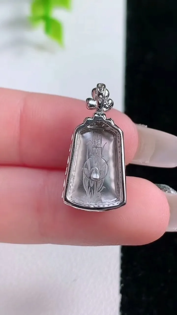 天然A货翡翠无事牌吊坠，尺寸23-11-6.9，裸石13.5-9.7重量:2.58g
1月15日