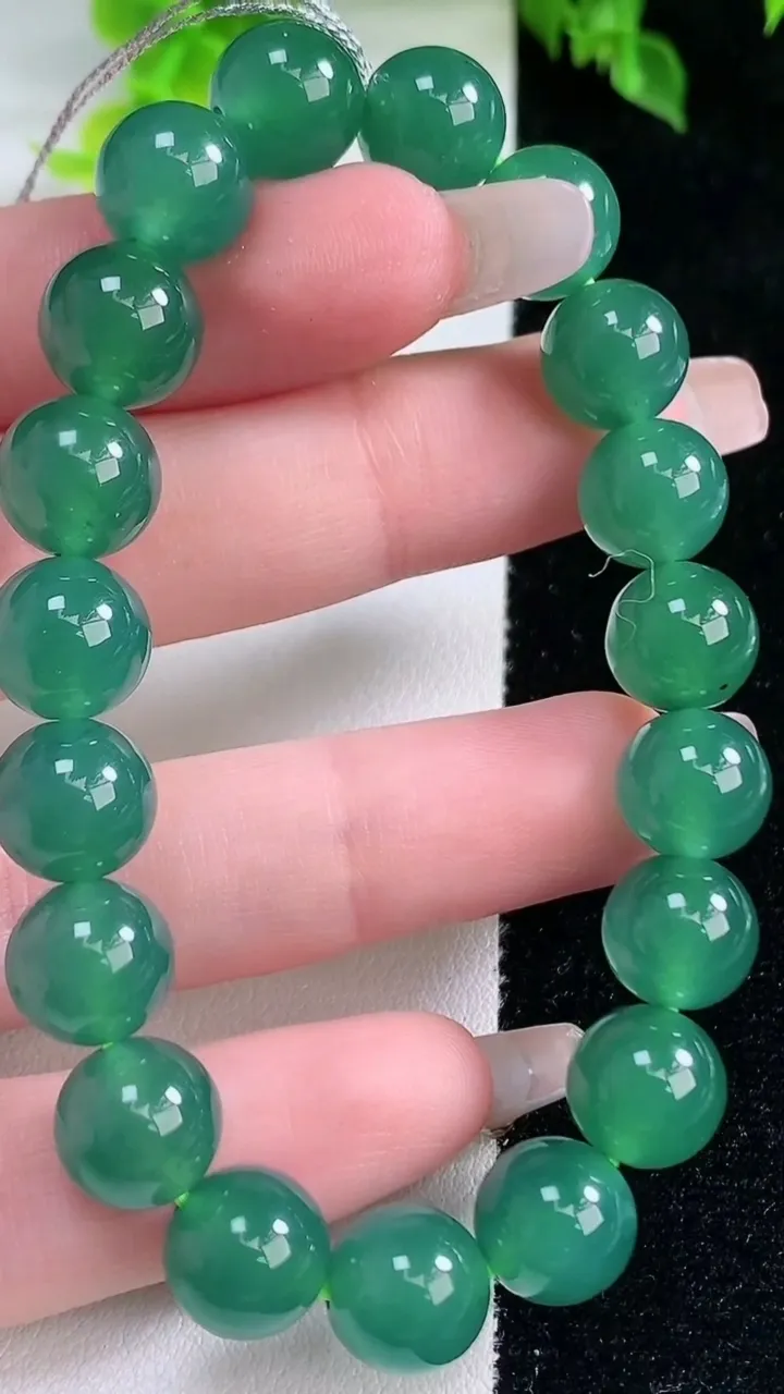 天然A货翡翠圆珠手串，尺寸9.7-19颗，重量:31.28g1月15日
工厂直销收藏佳品,种好水足，色泽均匀，有种有色，上手高大气！