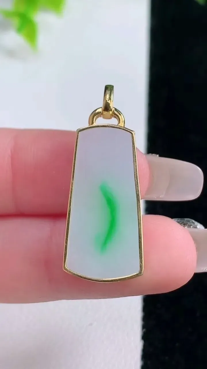 天然A货翡翠无事牌吊坠，尺寸25-12.3-5，重量:4.69g
1月15日