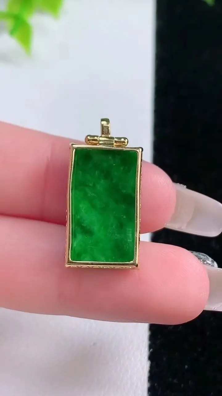 天然A货翡翠无事牌吊坠，尺寸20.7-11.8-4.8，重量:2.76g
1月15日