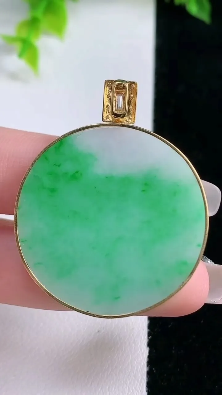 天然A货翡翠无事牌吊坠，尺寸34.2-3.7，重量:13.12g
1月15日