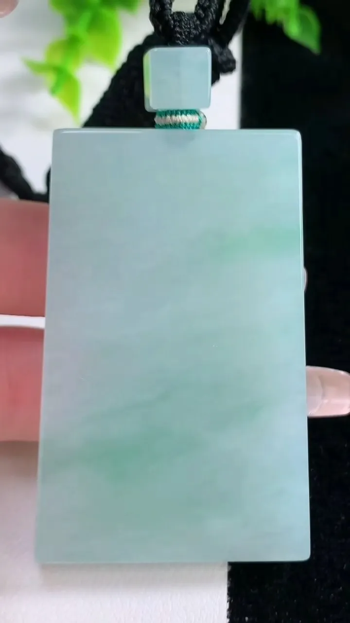 天然A货翡翠无事牌吊坠，尺寸58-36.7-5.5，重量:43.74g
1月15日