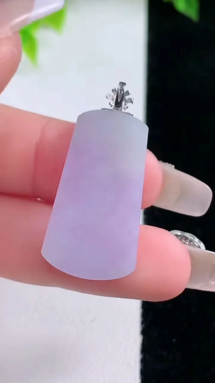 天然A货翡翠18K金紫罗兰无事牌吊坠，尺寸29-16-2.4，重量:3.97g
1月15日