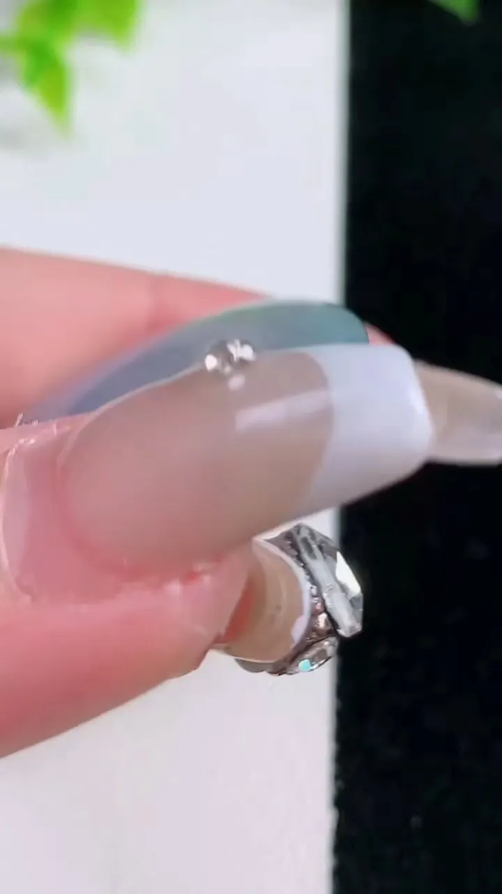 天然A货翡翠冰种紫罗兰飘花平安扣吊坠，尺寸33-5.6，重量:13.46g
1月15日