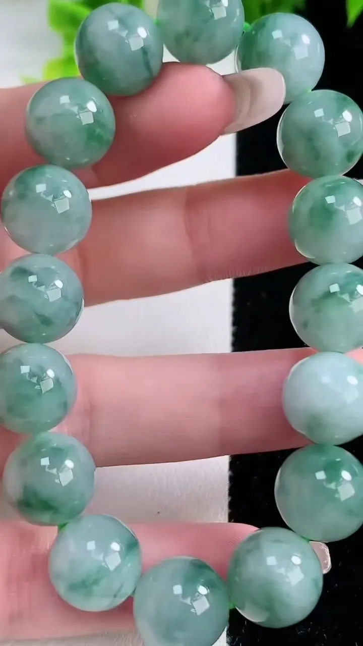 天然A货翡翠种飘花圆珠手串，尺寸11.6-16颗，重量:45.89g1月15日
工厂直销收藏佳品,种好水足，色泽均匀，有种有色，上手高大气！